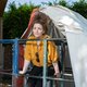Lize Spit keert terug naar het huis van haar jeugd: ‘Als kind voelde ik me vaak onveilig’