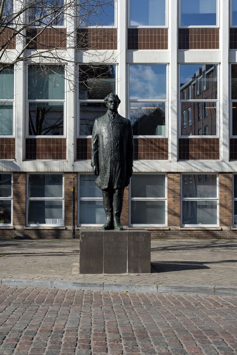 Het standbeeld van Petrus Regout in Maastricht.

 Beeld Loes van Duijvendijk