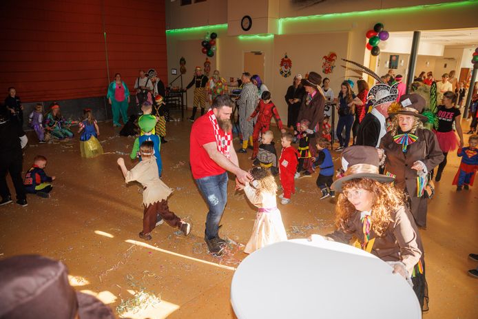 Voor een erg uitgebreid carnavalsprogramma kwam het groen licht in Moerdijk te kort voor de carnavalsdagen. 
De Spieringkruiers vonden elkaar zaterdag in de Ankerkuil voor de kindermiddag waar niet alleen de allerkleinsten de dansvloer betraden. Hun ouders gaven het goede voorbeeld.