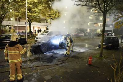Rijdende auto vliegt in brand in Ede