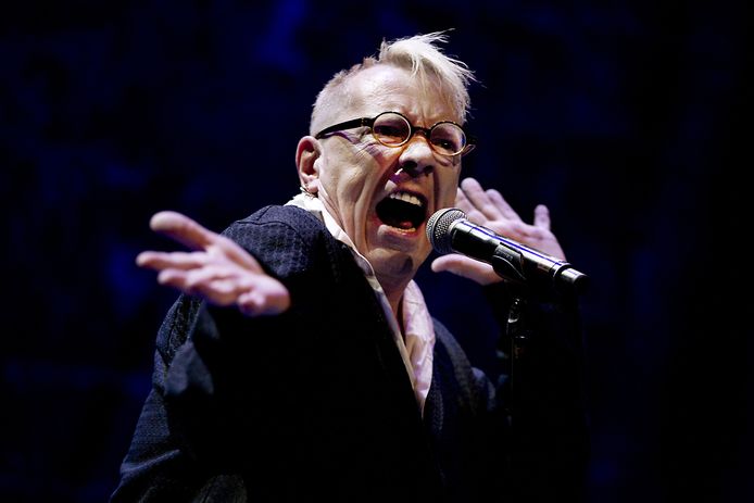 Archiefbeeld. Sex Pistols-zanger John Lydon tijdens een concert in Amsterdam.  (07/10/2015)