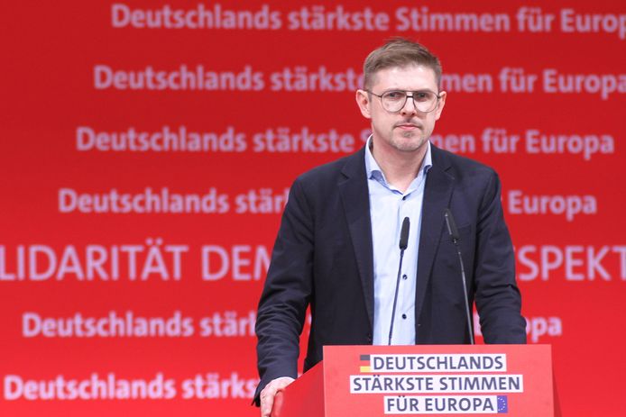 De Duitse Europarlementariër Matthias Ecke is vrijdag in Dresden mishandeld tijdens het ophangen van posters. Hij raakte daarbij ernstig gewond.