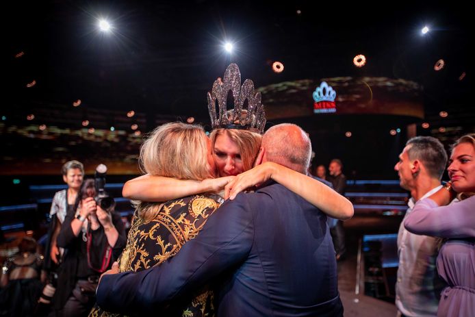 Denise Speelman wint de finale van de Miss Nederland verkiezing
