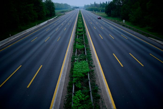 De wagens raceten over de snelweg A3 in Duitsland en zouden daarbij andere weggebruikers in gevaar hebben gebracht.