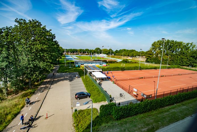 De atletiekbaan, hier gezien vanuit T-Kwadraat, blijft alsnog op Stappegoor.