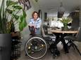 Judith te Linde kan weer normaal leven door de Exopulse Mollii Suit. Via crowdfunding kon ze het pak bestellen.