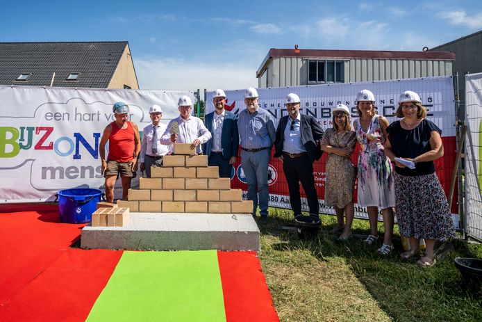 In bijzijn van de burgemeester vond de eerstesteenlegging plaats.
