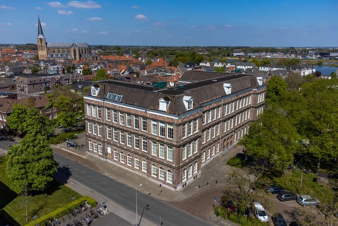 Rond de HBS in Kampen is te weinig plek voor auto's en busjes van mensen die de voormalige HBS gaan ombouwen tot wooneenheden.