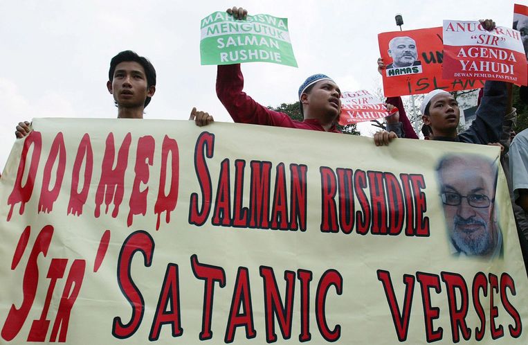 Moslims protesteren tegen De duivelsverzen van Salman Rushdie. Beeld epa