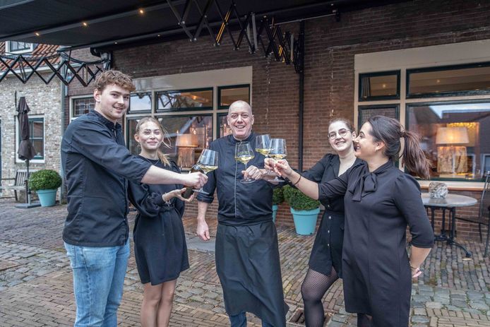 Restaurant Het Binnenhof in Goes. Vlnr: Arjan Mallekote, Chrissy van Dijk, chef-kok en eigenaar Arjan Suijkerbuijk, Manouk Kerkhof en Emily Eesterman.