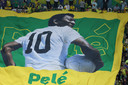 Fans van Brazilië ontrolden gisteren voor het WK-duel met Kameroen een groot spandoek met daarop de tekst ‘Pelé, get well soon!’