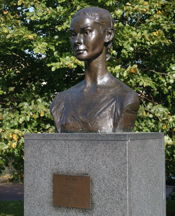 Bronzen borstbeeld van Audrey Hepburn op het Burgemeestersplein in Arnhem op een foto uit oktober 2006. Het beeld staat er nog steeds.