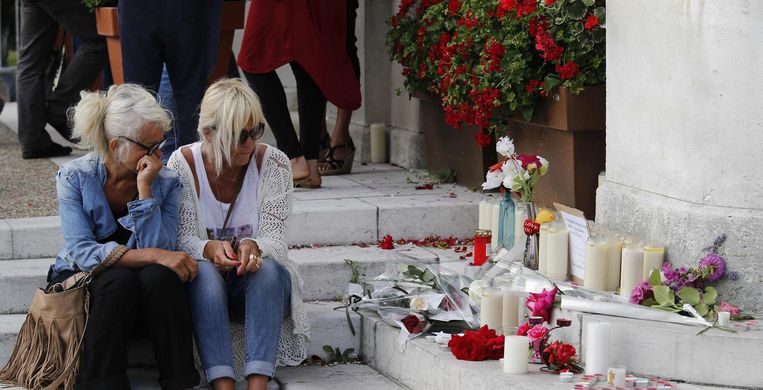 Twee vrouwen voor het stadhuis in Saint-Etienne du Rouvray. Beeld afp