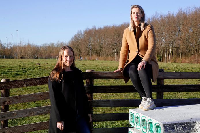 Jacqueline Schippers (links) en Jeanine Streefkerk bij de plek waar de brede school in Groot-Ammers moet komen.