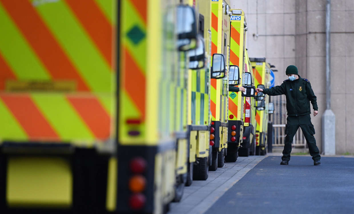 In Engeland staan de ambulances in de rij om een plek te vinden voor hun coronapatiënten.  Beeld EPA