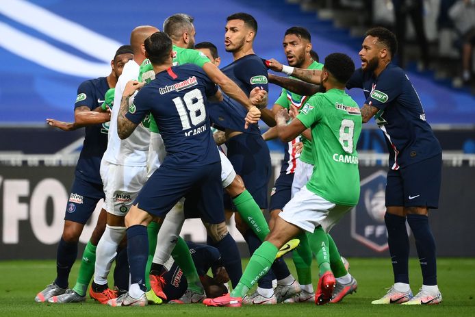 De spelers van Paris Saint-Germain en Saint-Étienne krijgen het met elkaar aan de stok na de charge op Kylian Mbappé.