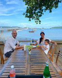 Jim Ophorst met zijn gezin in Phuket, Thailand.