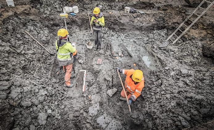 Archeologen legden alweer skeletten bloot op de Leet.