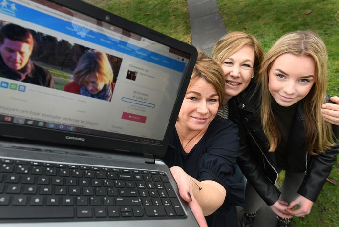 Dagmar Driessen en haar dochter Lauren (links en rechts) begonnen een crowdfundingsactie voor Myriam van de Langemaat (midden) en haalden na de eerste dag 6.830 euro op voor de weduwe die haar man aan zelfmoord verloor.