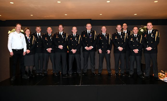 De trotse brandweermannen en -vrouw v.l.n.r. Twan Zwaans, Hannie Bergmans, Rene Brekelmans, Jos Cleijsen, Jeroen Dekkers, GeertJan de Vries, Joep Wijgerde, Theo Netten, Walter van Huijgevoort, Paul van Laarhoven, Ronny Zwaans en Jean Pierre van Wanrooij.