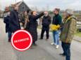 Bewoners van de Wieldrechtse Zeedijk in Dordrecht, hier in gesprek met burgemeester Kolff, kunnen 1000 euro per woning declareren om het hang- en sluitwerk te verbeteren nu ze asielzoekers als buren krijgen.