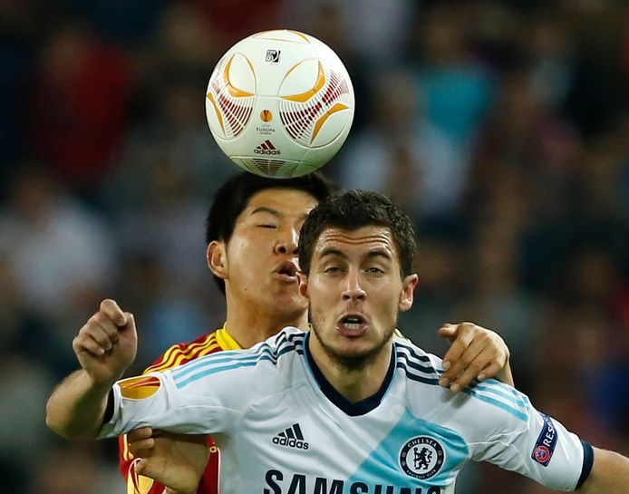 Joo-Ho Park probeert Eden Hazard af te stoppen.