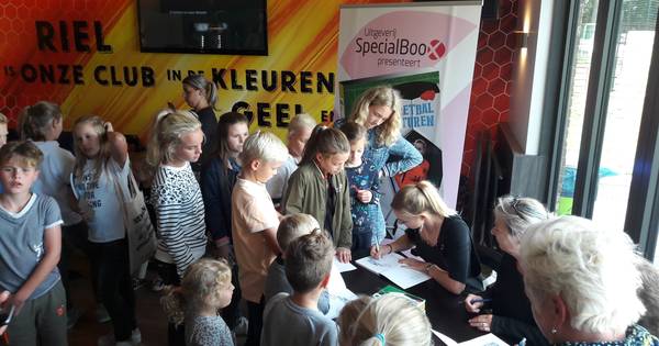 Jackie Groenen komt naar 'haar' VV Riel voor kinderboek over voetbalavonturen