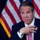 Gouverneur Andrew Cuomo verder onder vuur, officieel beschuldigd van ongewenste intimiteiten