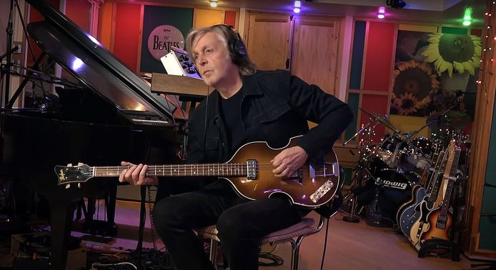 Paul McCartney in 2022 met een andere Höfner-gitaar.