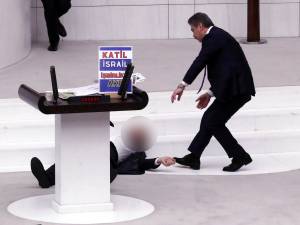 Un député turc terrassé par une crise cardiaque lors d’un discours au Parlement