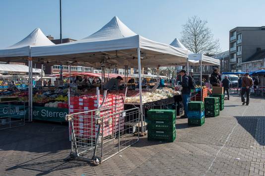 De zaterdagmarkt op de Woenselsemarkt.