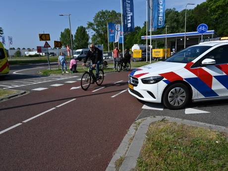 Wéér gaat het mis op beruchte rotonde in Arnhem: fietser wordt aangereden en raakt gewond