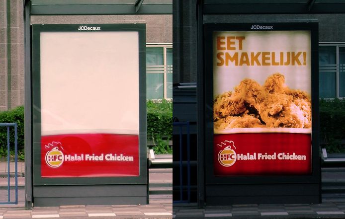Reclameborden voor Halal Fried Chicken ter illustratie.