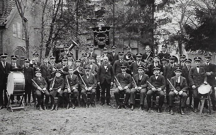Euphonia in 1920, met het nieuwe vaandel dat de vereniging dat voorjaar in gebruik nam.