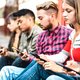 Zeven uur per dag op je telefoon: hoe sociale media ons in hun greep houden en hoe je ervan loskomt