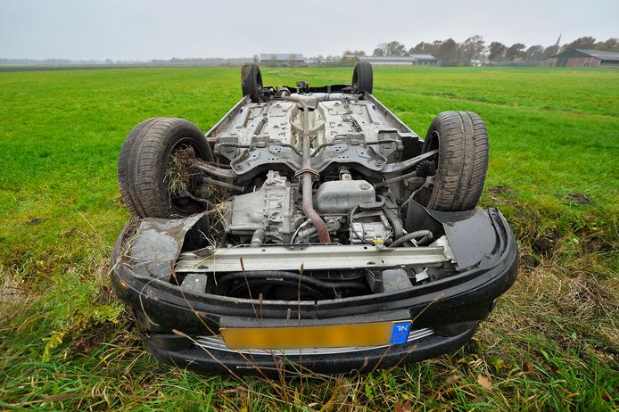 Auto op z'n kop.