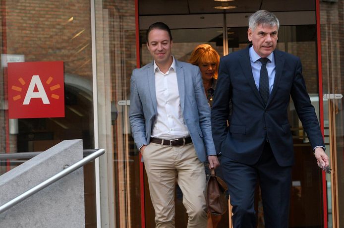 Sam Van Rooy (links) neemt in 2020 de fakkel over van Filip Dewinter (rechts). Achter hen staat gemeenteraadslid Anke Van dermeersch.
