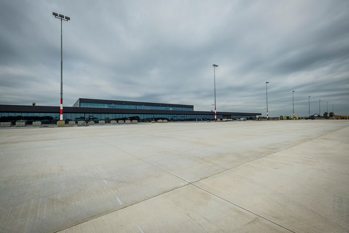 De opstelplek voor vliegtuigen bij de nieuwe terminal van Lelystad Airport.