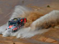 Plankgas door de modder brengt Van Kasteren etappezege in Dakar Rally: ‘Het was daar zó nat’
