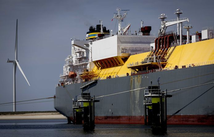 Een lng-tanker (liquefied natural gas) in de haven van Rotterdam gisteren.