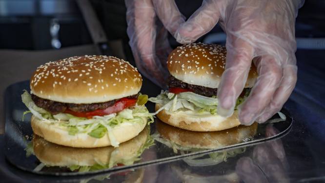 Even eten over de grens: de hamburgers van dit stel werden duur betaald
