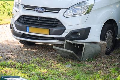 Chauffeur vergeet handrem, busje botst tegen gaskraan in Bavel en veroorzaakt lek