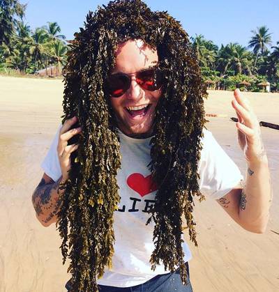 Anouk probeert sexy te tanken en Douwe Bob overweegt rastahaar