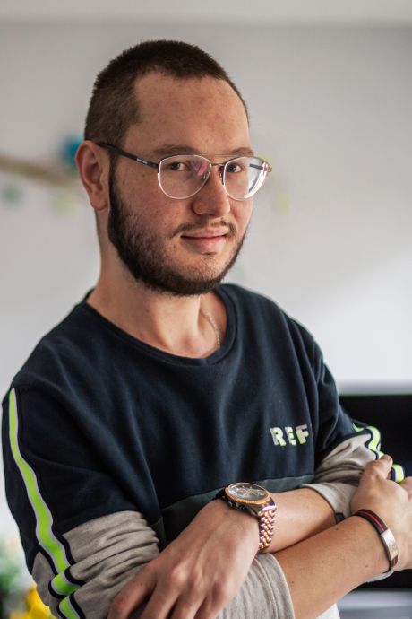 Lucs (24) lichaam verandert langzaam in een harnas: ‘De artsen begrepen niks van wat er gebeurde’