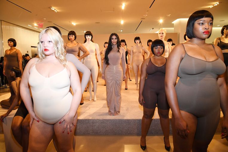 Kim Kardashian, midden, presenteert haar ondergoedlijn Skims in New York, 2020.  Beeld Getty 