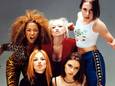 De Spice Girls in 1994: Mel B ('Scary Spice'), Emma Bunton ('Baby Spice'), Mel C ('Sporty Spice'), Geri Halliwell ('Ginger Spice') en Victoria Adams ('Posh Spice').