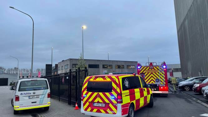 Brandweer moet auto koelen op personeelsparking La Lorraine