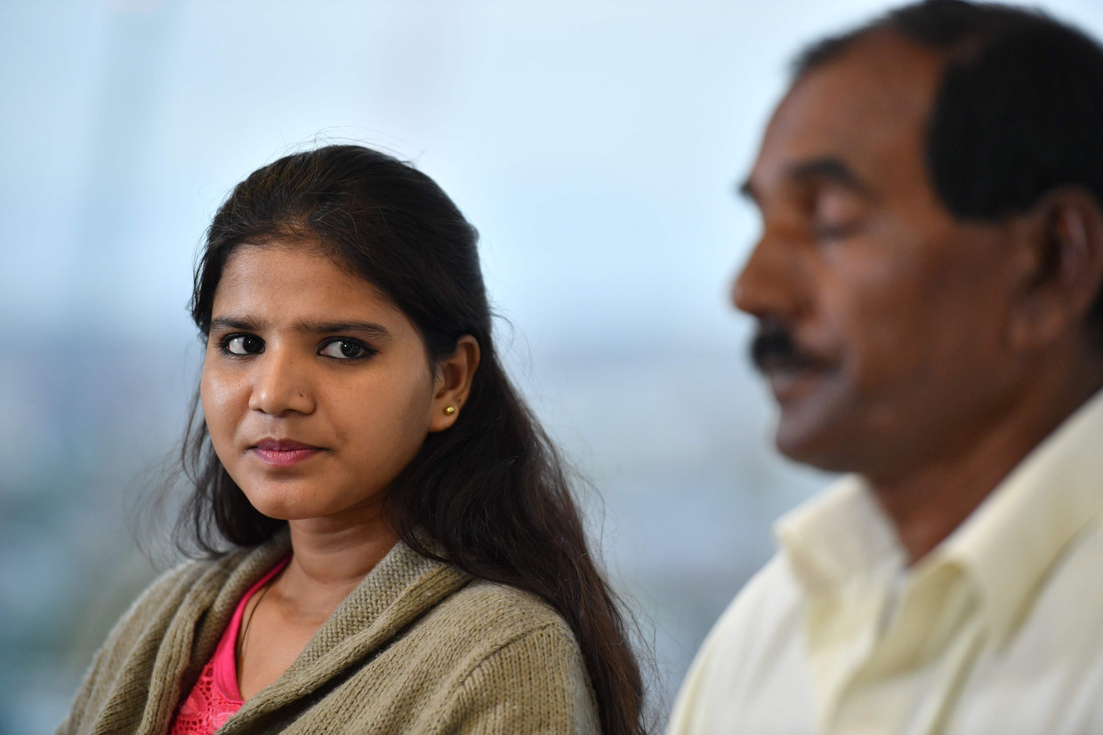 Een van de dochters van Asia Bibi gaf samen met haar vader deze week interviews in Londen. Beeld AFP