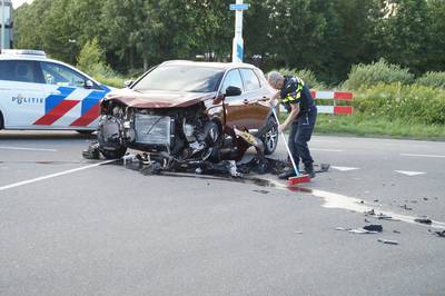 Botsing tussen twee auto’s zorgt voor veel schade in Vlijmen