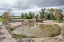 Eén van de veertien locaties ligt aan de Kelhoekseweg, ten noorden van Schore. De bouwput is daar weer verdwenen onder het zand, wachtend op een oplossing.
